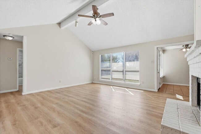 Building Photo - 1234 Roan Dr