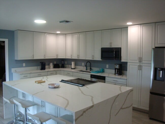 Building Photo - 1415 Lake Victoria Dr