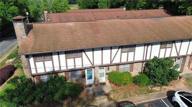 Building Photo - 2956 N Dekalb Dr