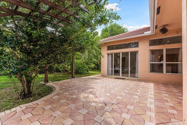 Building Photo - 7140 Pinecreek Way
