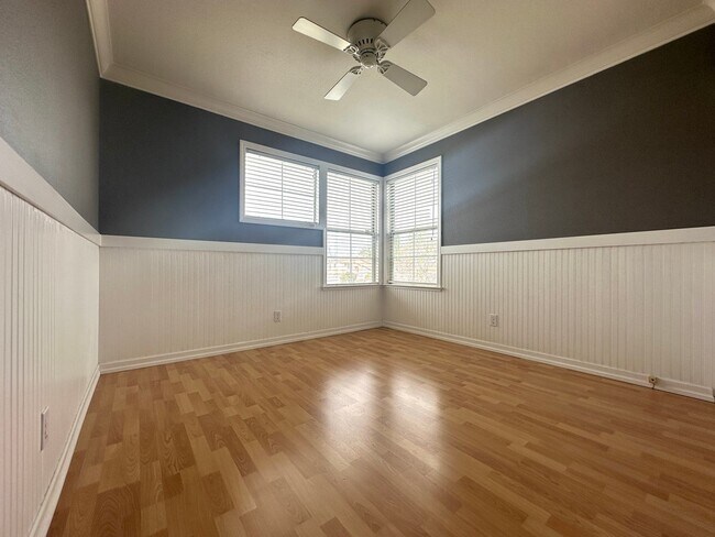 Building Photo - Gorgeous 3 Bed, 2.5 on Corner Lot