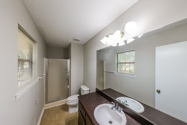 Building Photo - Gorgeous 4 Bedroom with Spacious Backyard