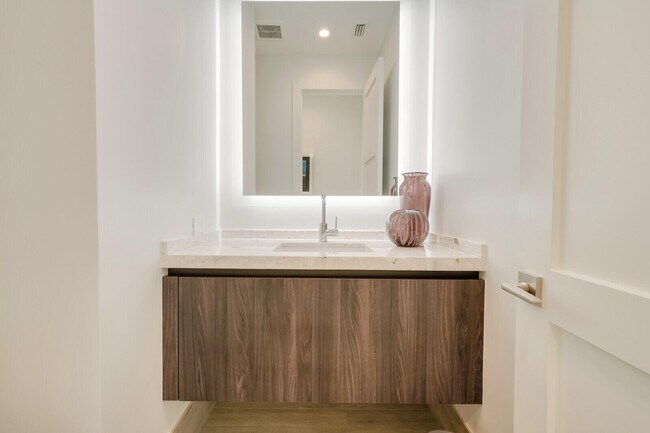 Building Photo - 4011 Bayview Dr