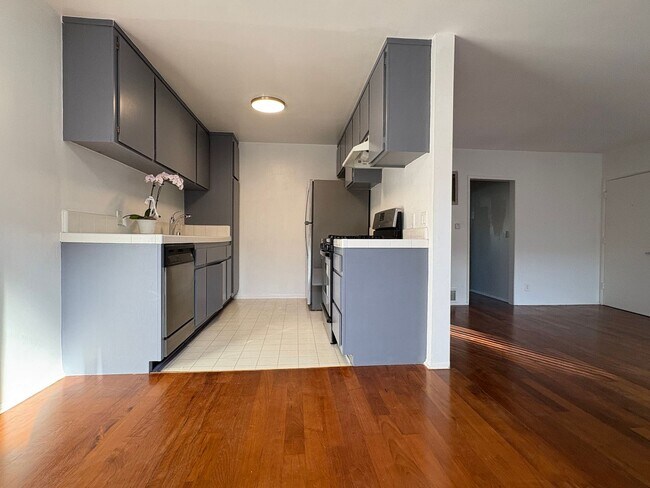 Building Photo - One Bedroom Condo Near Trendy Montana Ave.