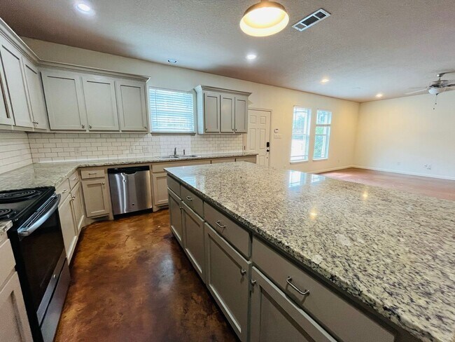 Building Photo - * MOVE IN SUMMER 6/16/2027 * 5 Bed 3.5 Bat...