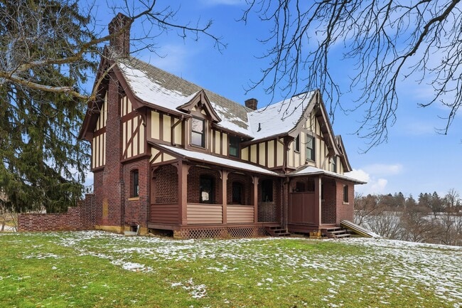 Building Photo - 1 Fox Hill Dr