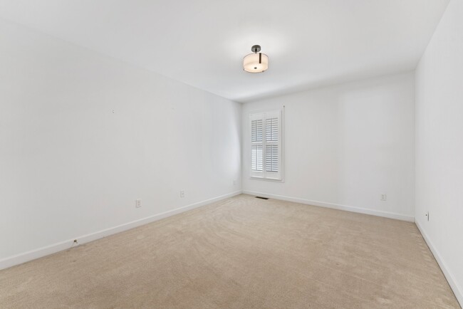 Building Photo - 804 Steeplechase Way