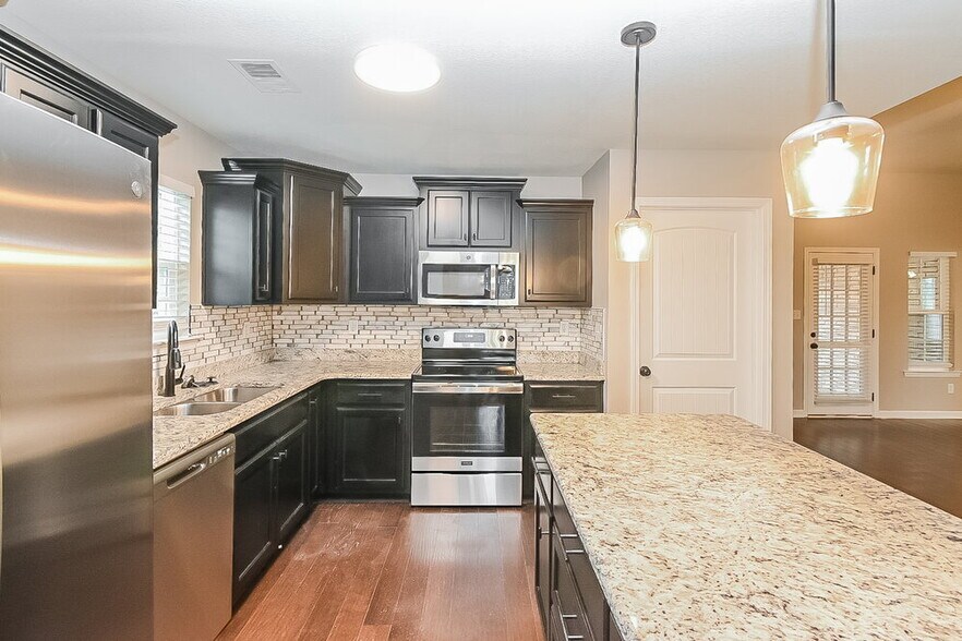 Building Photo - 3262 Magnolia Dr