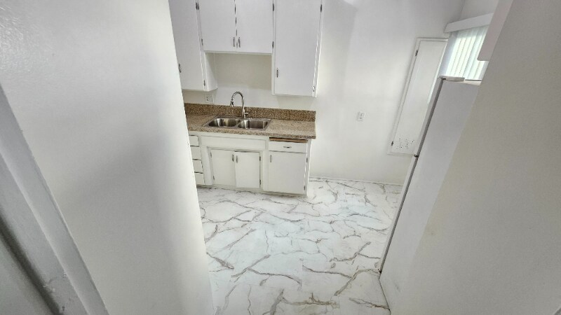 Building Photo - 11032 Moorpark St