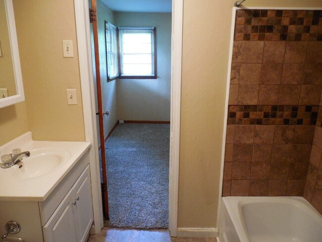 Building Photo - Great 3 Bedroom 2 Bath Home Nice Neighborhood