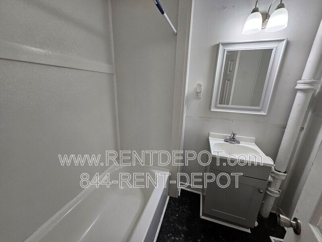 Building Photo - 109 E Eichel Ave