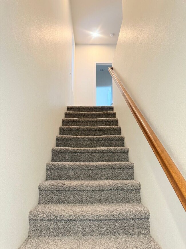 Building Photo - 3 bed 2 car garage condo for rent in Murrieta