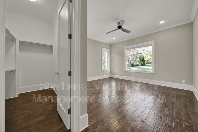 Building Photo - 2011 Sharon Ave