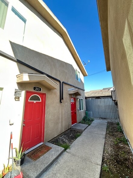 Building Photo - 213 1/2 E 84th Pl