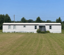 Building Photo - Country living with spacious front and backyard - 3 beds/ 2bath available now
