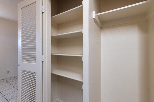 Building Photo - 206 Princeton Dr SE