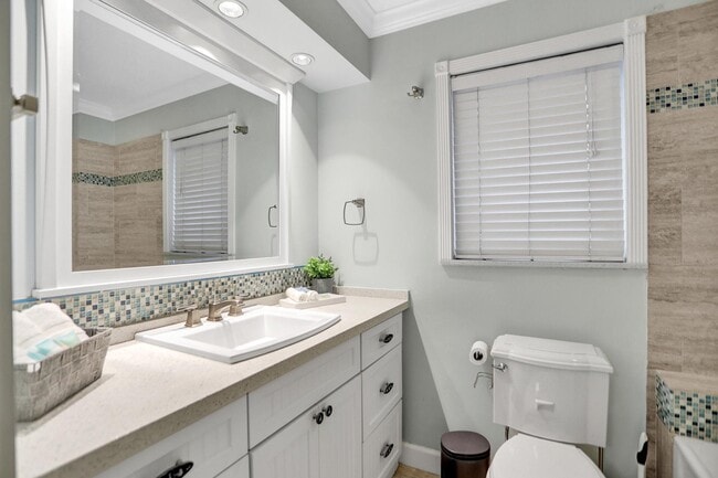 Building Photo - 470 SE 4th Ct