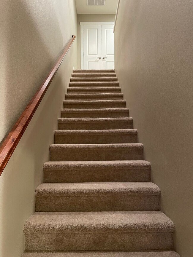 Building Photo - NEWER LUXURY Style Townhouse with a gorgeo...