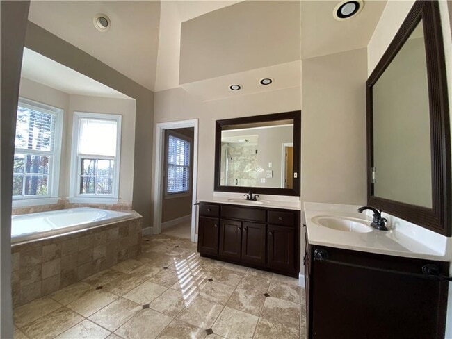 Building Photo - 5190 Southlake Dr