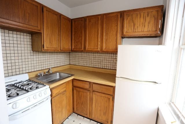 Building Photo - 653 W Belmont Ave