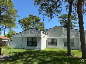 Building Photo - 3/2 Minutes From UCF