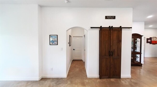 Building Photo - 2708 Kingsland Way