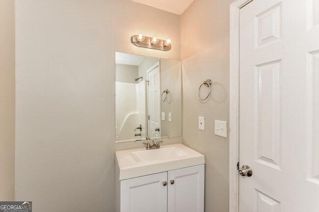 Building Photo - 5963 Sherwood Trace