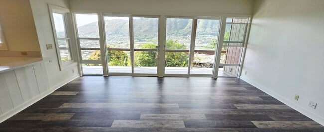 Building Photo - Large 3-Bedroom & 2-Bath Home