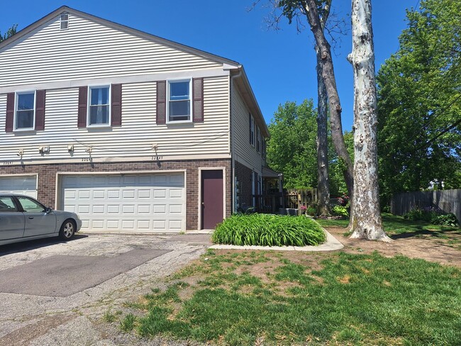 Building Photo - Brick 2 bedroom condo near the water