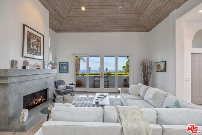 Building Photo - 1312 Shoreline Dr