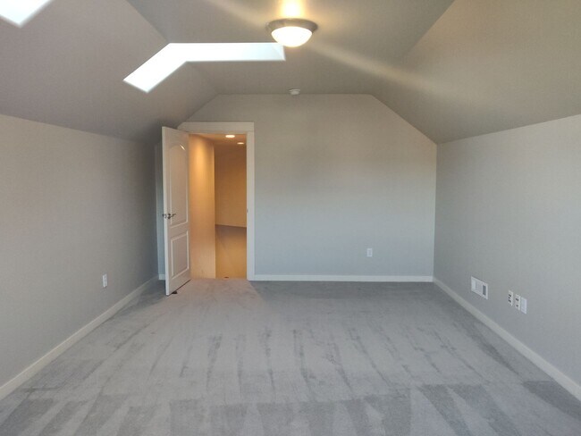 Building Photo - Stunning 4x2 with all bedrooms on the main...
