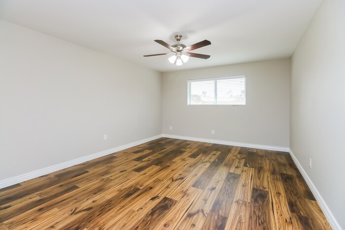 Building Photo - 525 E Geneva Dr