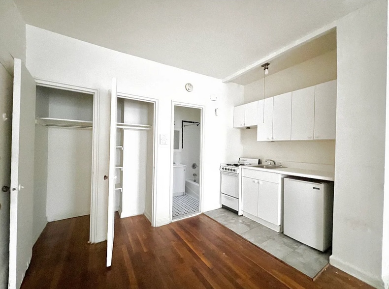 Building Photo - 942 1st Ave