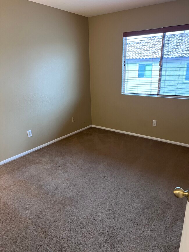 Building Photo - 1927 Silver Crest Ct