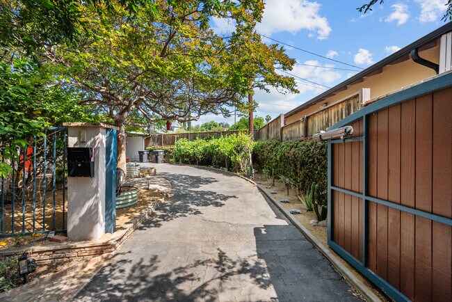 Building Photo - 467 Irving Dr