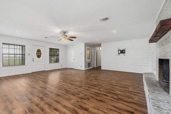 Building Photo - Extensively renovated 4bed,2bath farmhouse on 17 acres!!