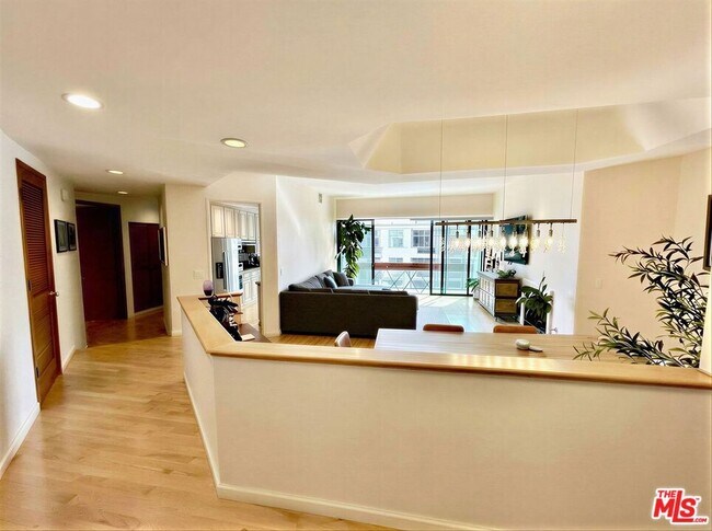 Building Photo - 750 S Bundy Dr