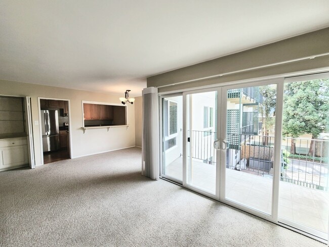 Building Photo - Woodlake two bed, 2 bath