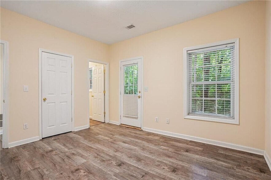 Building Photo - 529 Lantern Wood Dr