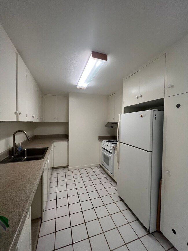 Building Photo - 1 bedroom, 1 bath, 1 covered parking!