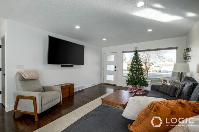 Building Photo - Stunning Home in Cottonwood Heights!!