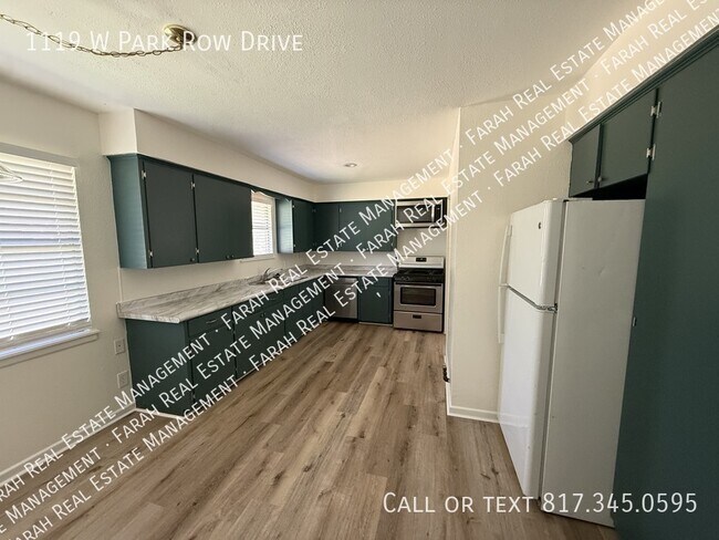Building Photo - 1119 W Park Row Dr