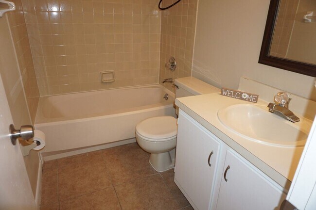 Building Photo - 2 Bedroom 2 Bathroom Townhome near NAS Jax