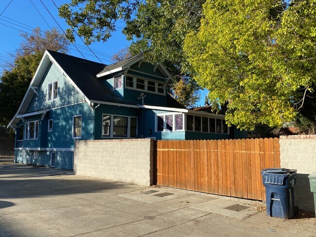 Building Photo - 3 Bed | 2 Bath | McKinley Park Area — $3,375/Month
