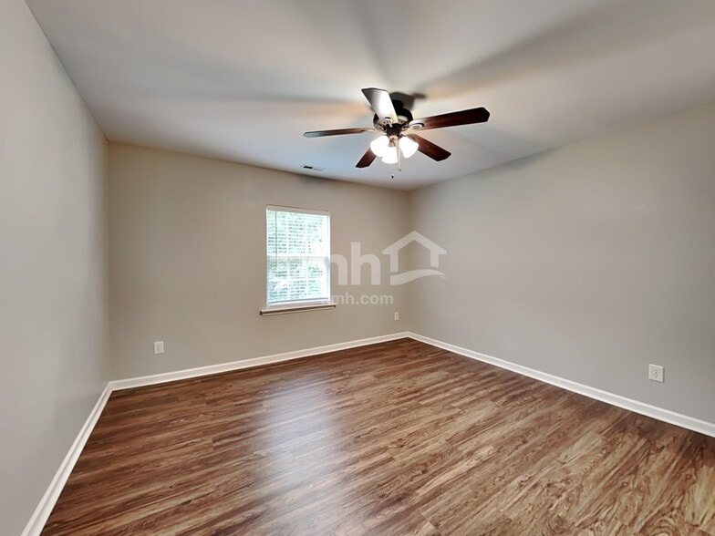 Building Photo - 1525 Essexwood Dr