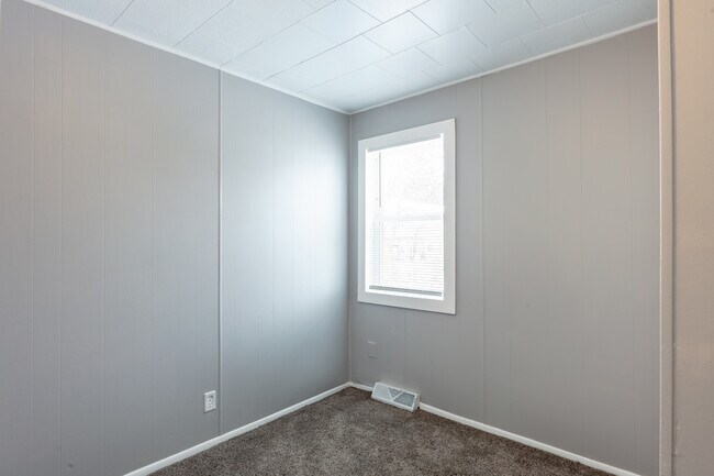 Building Photo - 327 Fairlawn Dr