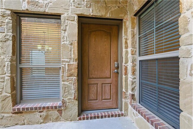 Building Photo - 8808 Paradise Dr