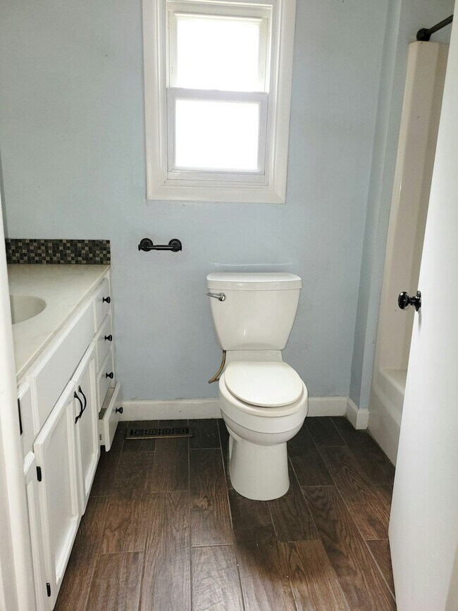 Building Photo - 903 S Rutan St