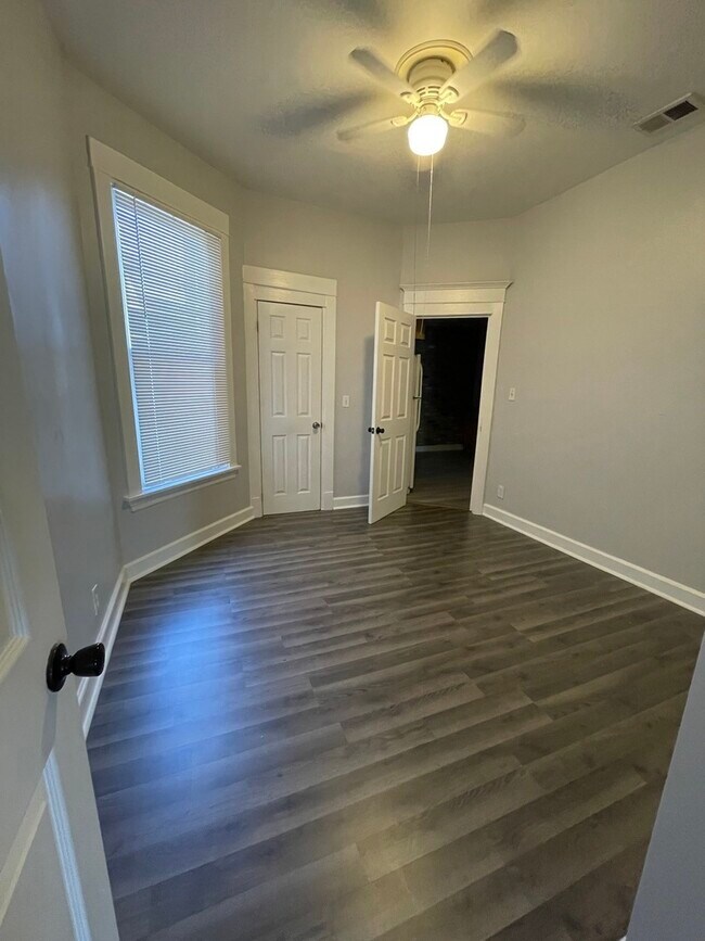 Building Photo - 3327 W Evergreen Ave