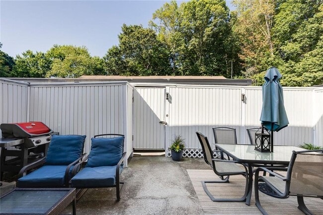 Building Photo - 7090 Stonington Dr NE